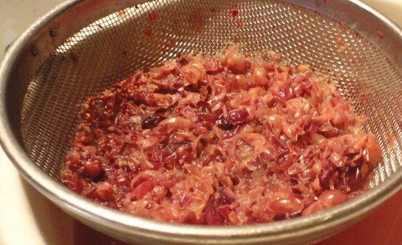 1. Этап. Кутья с яблоками: Отвар из клюквенного жмыха процеживаем, жмых выбрасываем.