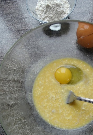 1. Этап. Булочки с грибами под сырной глазурью: Добавить яйцо. Перемешать.