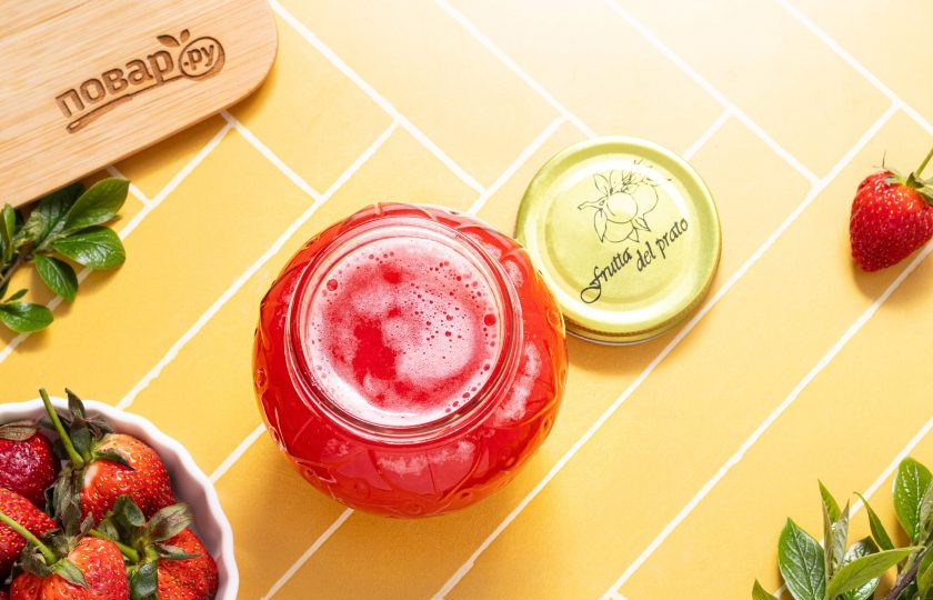 1. Этап. Сок из клубники на зиму: После перелейте клубничный сок в чистую стерилизованную банку. Герметично закрутите крышку. Переверните вверх дном и оставьте так до полного остывания. После банку можно убрать в прохладное темное место на хранение.