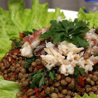 Салат из чечевицы с копченой рыбой