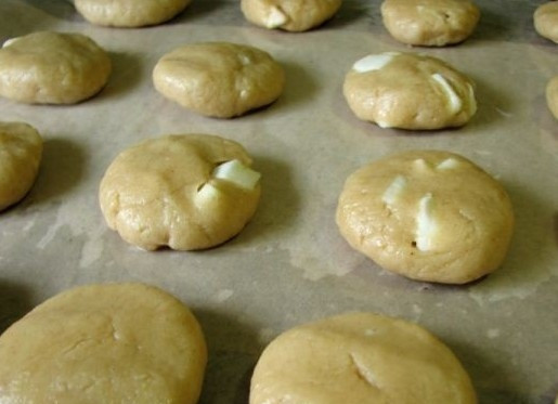 1. Этап. Печенье из яблок: Сформируем из теста круглое печенье толщиной примерно 1 сантиметр. Уложим его рядами на смазанный маслом или застеленный пекарской бумагой противень.