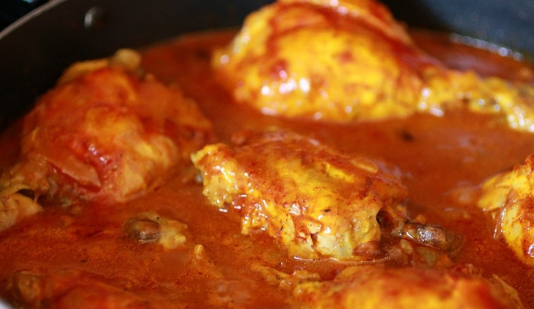 1. Этап. Куриные кусочки в томатном соусе: 3. Сразу после томатной пасты в эту сковородку помещаем подготовленные куриные кусочки и воду. Специи - по вкусу. Тушим до готовности курицы.