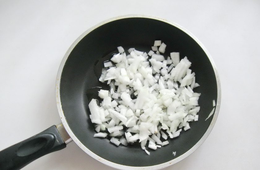1. Этап. Куриные котлеты с баклажанами: Репчатый лук очистите, помойте и мелко нарежьте. Выложите в сковороду.