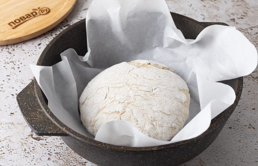 1. Этап. Ржано-пшеничный хлеб с семечками: Достаньте горячую форму для выпечки. Переложите в нее тесто. Накройте крышкой. Готовьте в духовке при температуре 220 градусов 30-35 минут, затем снимите крышку и выпекайте еще 10-15 минут, чтобы появилась хрустящая корочка.