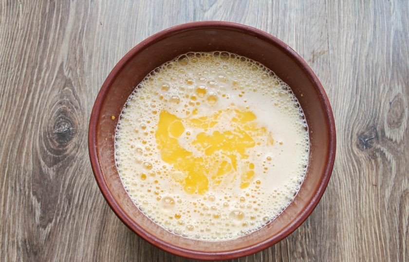 1. Этап. Шоколадный торт на молоке: Влейте растопленное масло, перемешайте.