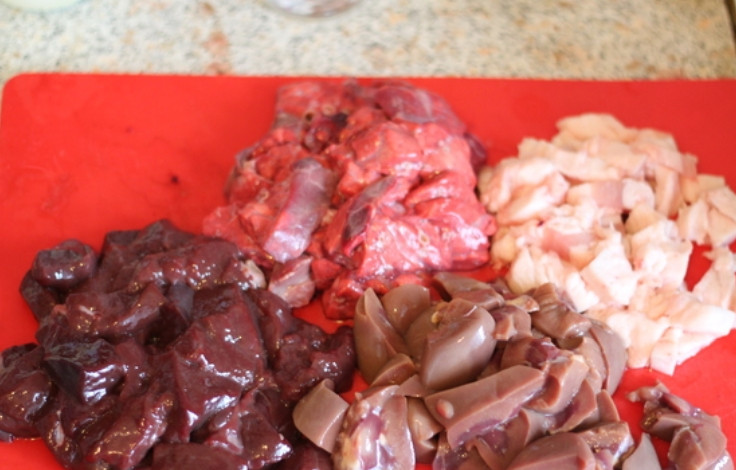 1. Этап. Колбаса Домашняя: 1. Вот наши компоненты. Почки замочим в воде на 3 часа, все остальные компоненты хорошо промоем, обсушим и нарежем небольшими кусочками.