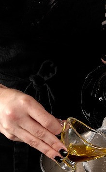 1. Этап. Острый бургер с куриной котлетой: Добавляем воду, дрожжи, соль, сахар и оливковое масло.