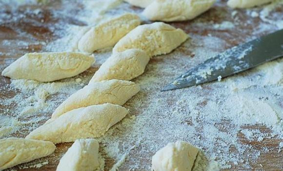 1. Этап. Ленивые вареники с сыром: Нарезанные вареники опустите в кипящую, посоленную воду. Варите около 2-3 минут. Но обязательно следите, чтоб вареники не прилипали ко дну.