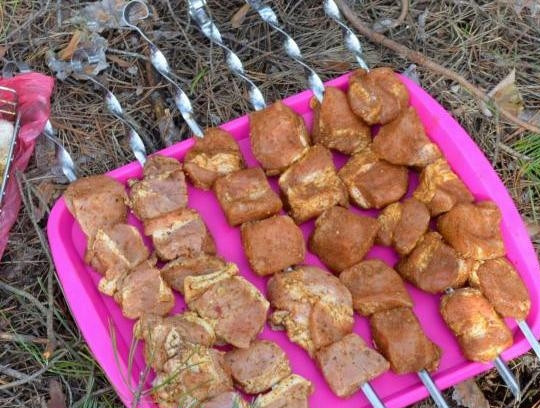 1. Этап. Шашлык из корейки свинины: После этого насадите мясо на шампуры.