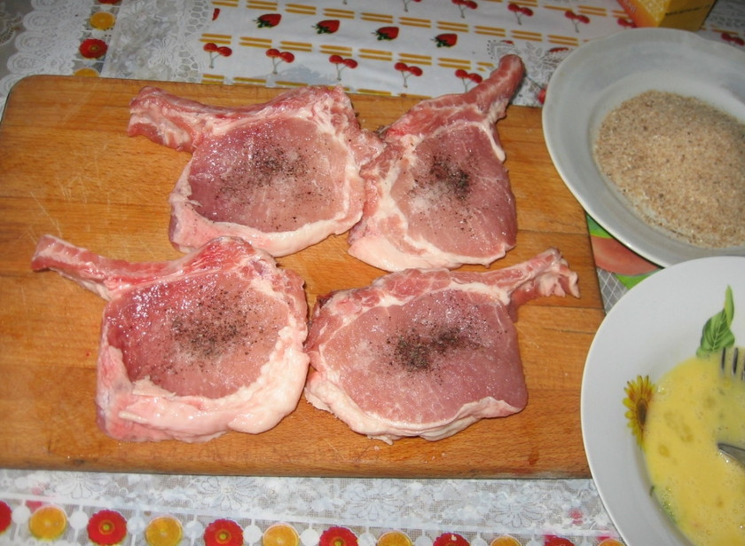 1. Этап. Свиная котлета на косточке: 2. Мясо вымыть и просушить. Каждый ломтик слегка отбить. Косточку немного зачистить от мякоти, чтобы она явно выделялась. Каждый кусочек посолить и поперчить с двух сторон.