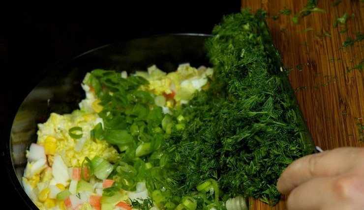 1. Этап. Крабовый салат: Затем промойте и измельчите укроп с зелёным луком. Добавьте их к салату.