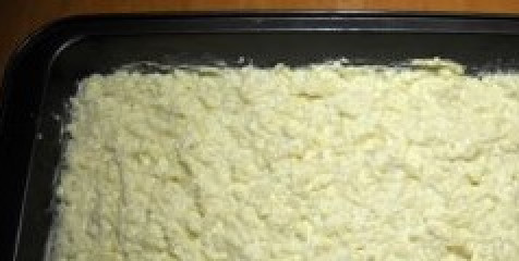 1. Этап. Запеканка из творога и вермишели: Форму для запекания смажьте сливочным маслом и посыпьте панировочными сухарями. Затем выложите творожную массу. Запекать 30-40 минут, температура 180 градусов.