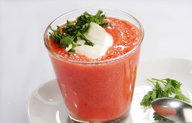 1. Этап. Коктейль из помидоров: Теперь разливаем готовый коктейль по стаканам, если нужно добавляем в него немного соли, сверху выкладываем ложечку сметаны и посыпаем коктейль оставшейся свежей зеленью. Приятного аппетита!