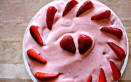 1. Этап. Тортик с клубникой: 15. Остатками крема промажьте верх и бока. Украсьте ягодками и оставьте пропитываться перед подачей. Приятного чаепития!