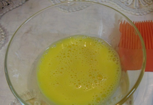 1. Этап. Сырное тесто и варианты выпечки из него: Слегка взбить вилкой 2 желтка с чайной ложкой воды.