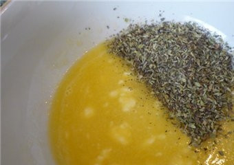 1. Этап. Маринад для карбоната: 2. Добавляем черный перец и специи по вкусу, а также выдавливаем лимонный сок.