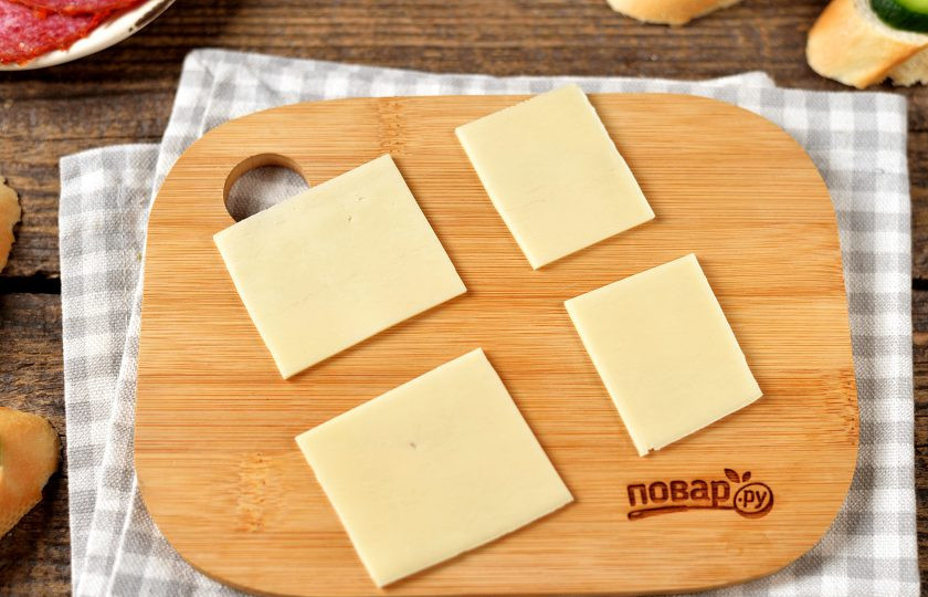 1. Этап. Канапе Кораблик: Порежьте сыр как показано на фото, чтобы получился большой и маленький парус.