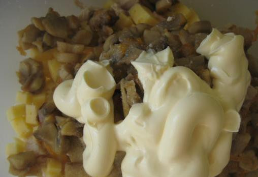 1. Этап. Салат с вареной куриной грудкой: Все ингредиенты досаливаем по вкусу, перчим и добавляем майонез.