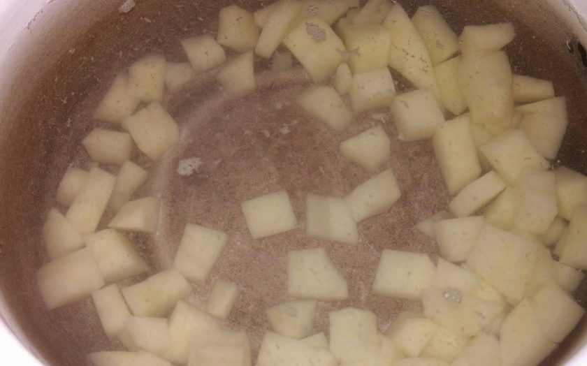 1. Этап. Постный суп за 30 минут: 1. Поскольку суп не готовится на мясном бульоне, бросаем в холодную воду нарезанный картофель и доводим до кипения. Снимаем пену, после чего солим и приправляем по вкусу. Варим на слабом огне, а сами тем временем приступаем к приготовлению поджарки.
