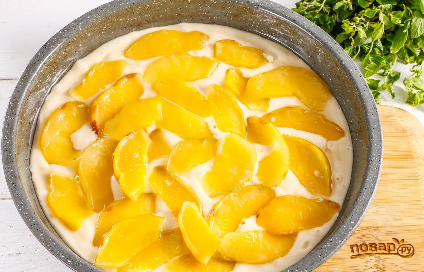 1. Этап. Пирог с айвой на кефире: Выложите на тесто ломтики карамелизированной айвы, стряхивая с них сироп. Поместите заготовку в духовку на 30-35 минут.