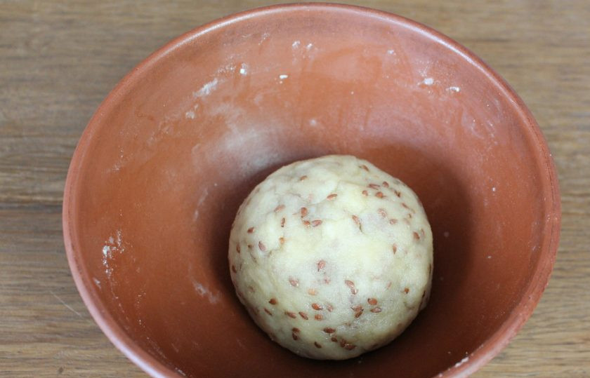 1. Этап. Постное галетное печенье: Далее замешиваем тесто руками, собираем его в комок и оставляем в миске накрытой пищевой пленкой на 10 минут.