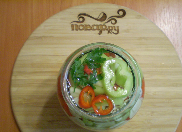 1. Этап. Закатка помидоров в литровые банки: Заливаем кипятком.