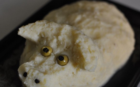 1. Этап. Пирог с капустой и картошкой: 3. А теперь самый интересный и творческий процесс - выложите сверху пюре так, чтобы получилась свинка. По сути, нужно обмазать форму из капусты картофельным пюре. Сформируйте ушки и пятачок. Глазки можно сделать из оливок и горошин перца. Плотно прижмите пюре руками и уберите форму в холодильник часа на 4 (можно на ночь).