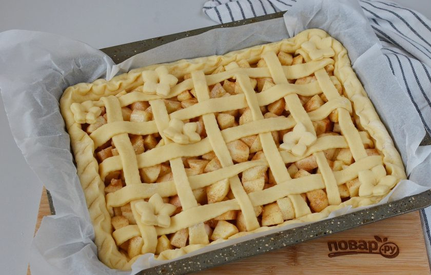 1. Этап. Дрожжевой пирог с яблоками и корицей: У меня осталось еще немного теста, я сделала цветочки, выложила их на решетку пирога. Края полосочек спрячьте внутри пирога. Накройте пирог полотенцем и оставьте на 20 минут для расстойки. В это время можно включить духовку на 180 градусов.