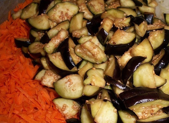 1. Этап. Салат с бобами на зиму: 4. В кастрюлю или сотейник отправьте перец, морковь и лук. Баклажаны вымойте, обсушите и подсолите. Оставьте их минут на 15-25, а затем промойте и добавьте к овощам. Использовать в этом рецепте приготовления салата с бобами на зиму можно также кабачки или цукини, например.