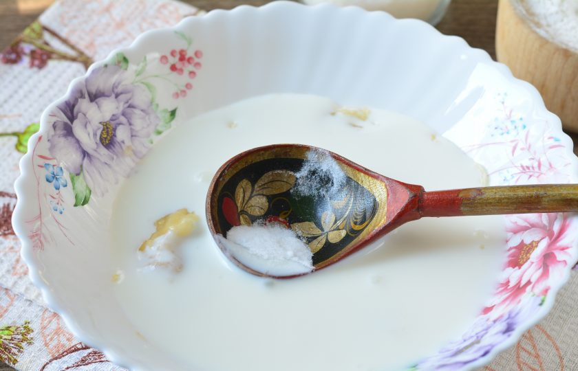 1. Этап. Овсяное печенье на кефире с бананом: Влейте кефир и всыпьте разрыхлитель, перемешайте.