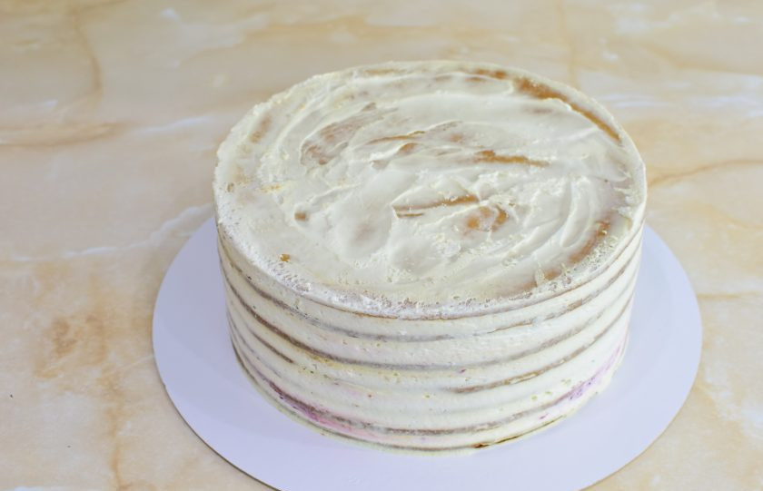 1. Этап. Медовик с малиной: Торт застыл и пропитался. Снимите кольцо и пленку. Благодаря им торт получается ровный.