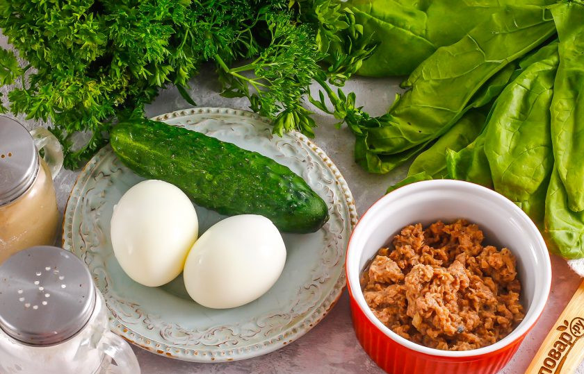 1. Этап. Низкокалорийный салат с тунцом: Подготовьте указанные ингредиенты. Стружку тунца тщательно отожмите от масла. Можно использовать филе тунца, обжарив его на сухой сковороде, отварив.