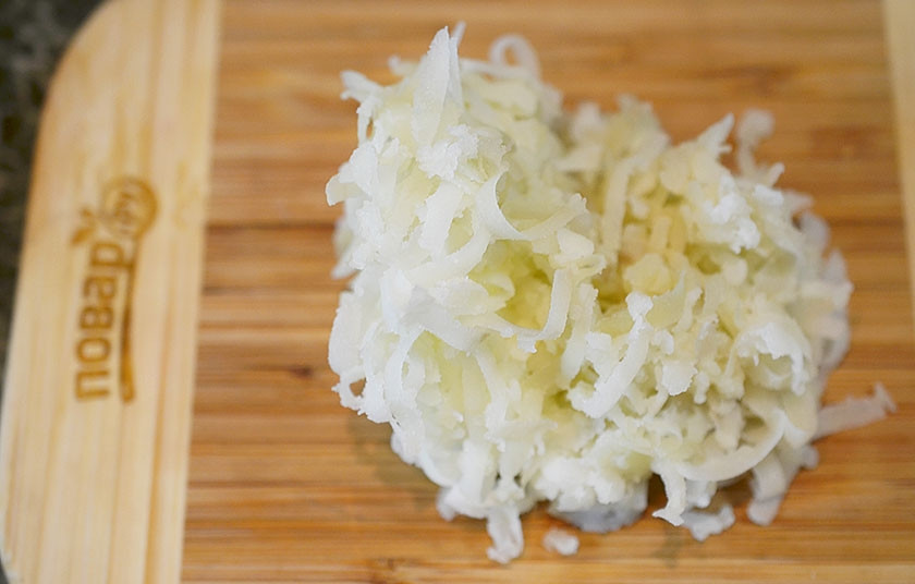 1. Этап. Новогодний салат Королевский: Отварной картофель натрите на крупной тёрке