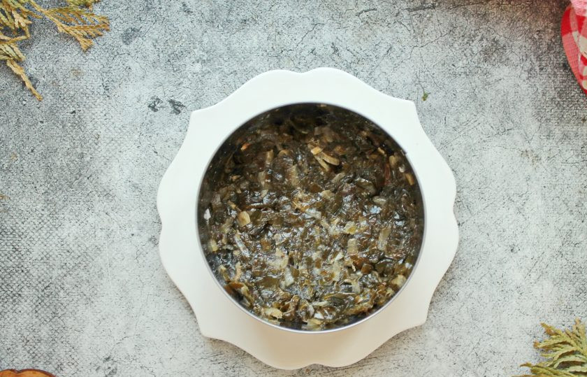 1. Этап. Салат Черное море: С морской капусты слейте рассол, отожмите и выложите на слой риса. Капусту немного прижмите и покройте сеточкой из майонеза.