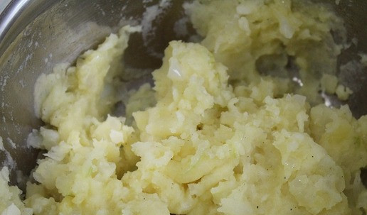 1. Этап. Плоские пирожки с любимой начинкой: Добавить обжареный лук к картошке, соль, перец и помять в пюре. Остудить.