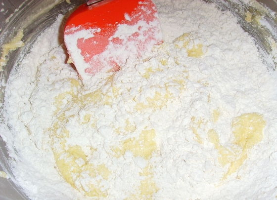 1. Этап. Овсяное печенье Английский поцелуй: 4. Смешайте муку с содой и разрыхлителем, введите ее в масляно-яичную смесь.