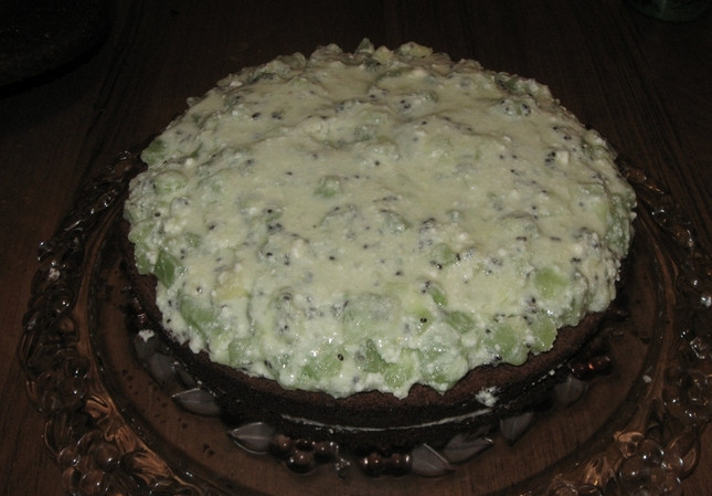 1. Этап. Торт Клубника и шоколад: 4. Накроем вторым коржом и выложим наверх вторую часть крема, уже с кусочками киви. Накрываем третьим коржом.