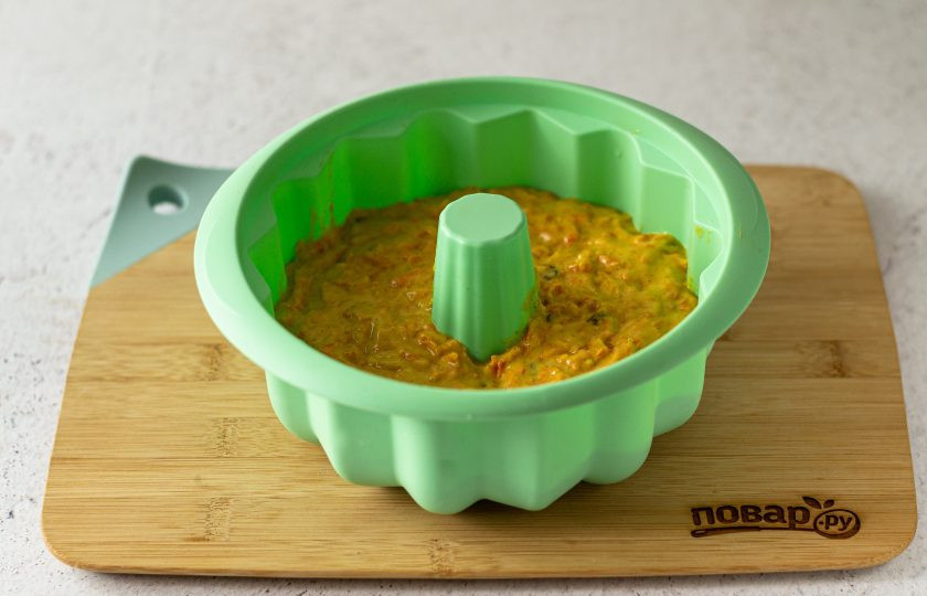 1. Этап. Веганский морковный кекс: Переложите тесто в подготовленную форму. Выпекайте в заранее разогретой духовке до 175 градусов 30 минут, затем убавьте температуру до 150 градусов и пеките еще 40 минут. Готовность проверяйте зубочисткой.