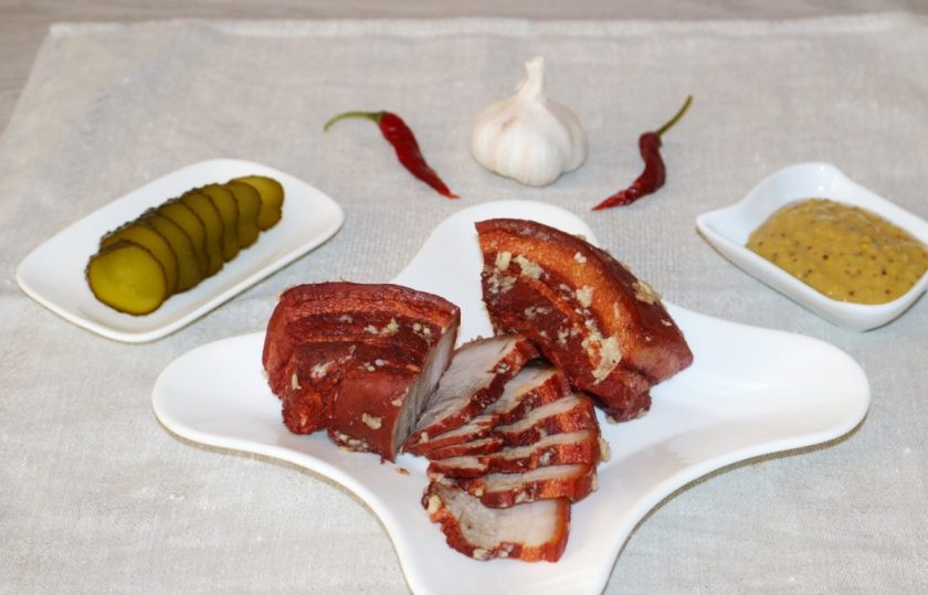 1. Этап. Подчеревок в луковой шелухе: Нарежьте подчеревок на порционные кусочки и наслаждайтесь вкусом!