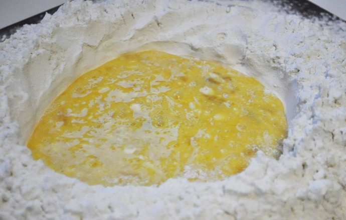 1. Этап. Тонкие лепешки с зеленью: Добавьте соль и замесите тесто, подливая воду.