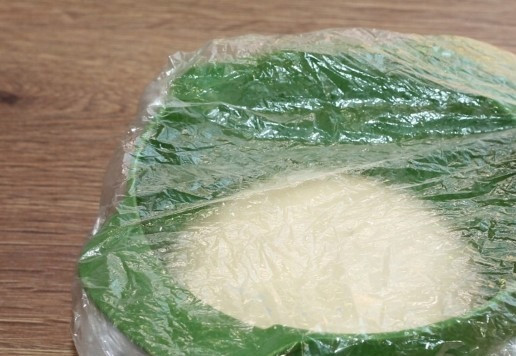 1. Этап. Ленивые пельмени с индейкой и капустой: 6. Закрыть пленкой или прозрачным пакетом, чтобы тесто не обветрилось и оставить 