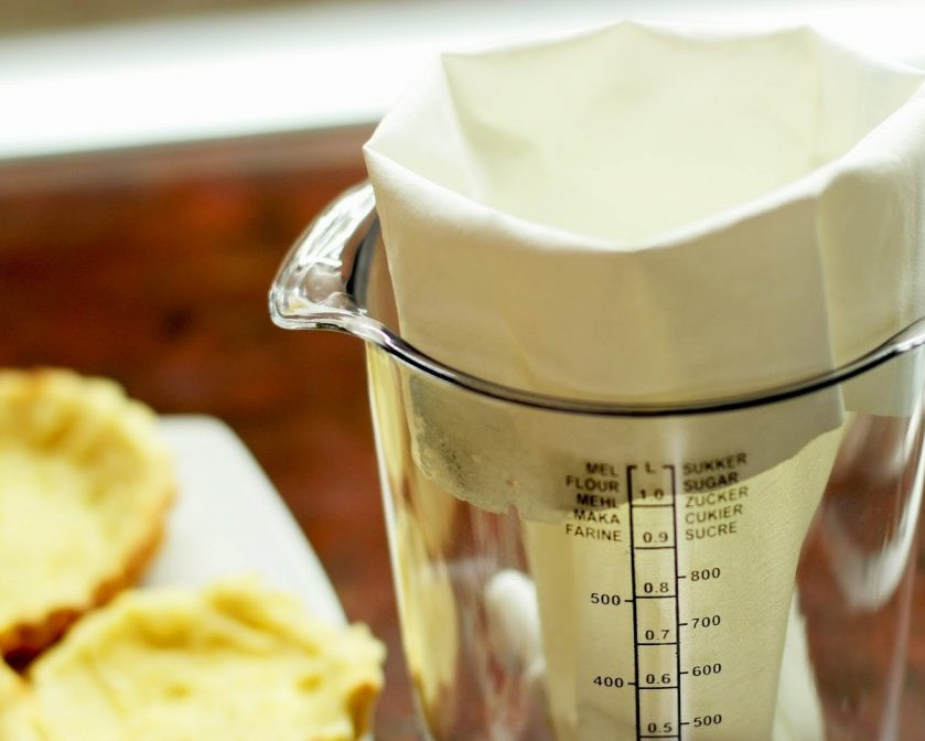 1. Этап. Корзинки с белковым кремом: 11. Для украшения корзинок кремом нам понадобится кондитерский мешок.