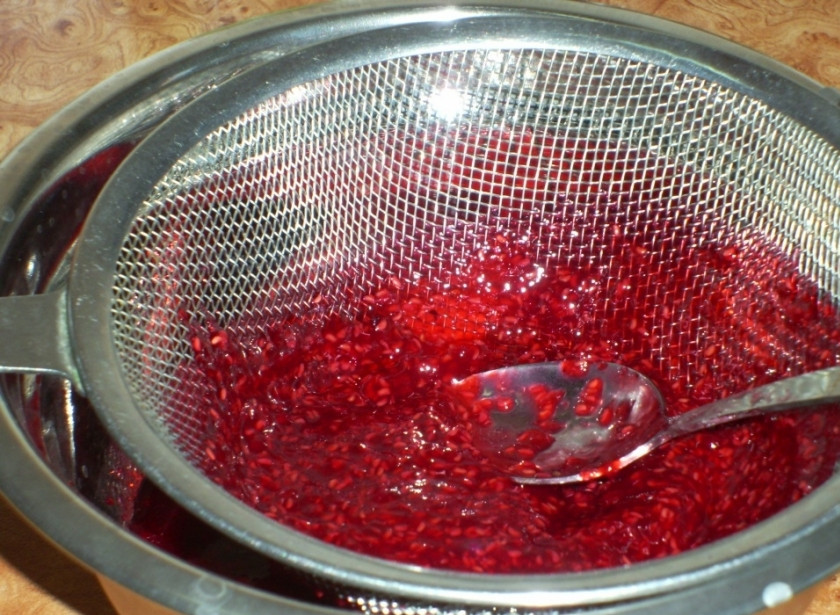 1. Этап. Ягодное желе с желатином: Затем опустите кастрюлю в холодную воду (чтобы масса быстрее остыла). Процедите желе через сито (чтобы потом в не было косточек). Добавьте смесь лимонного сока и коньяка.