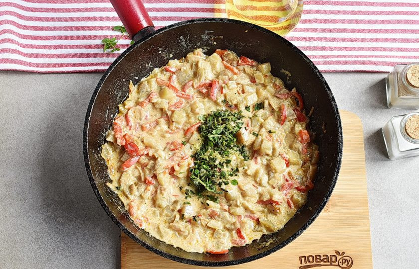 1. Этап. Вкусный соус к макаронам: Отрегулируйте густоту соуса по вкусу, добавляя понемногу отвар от макарон. Добавьте рубленый базилик, перемешайте и снимите соус с огня.