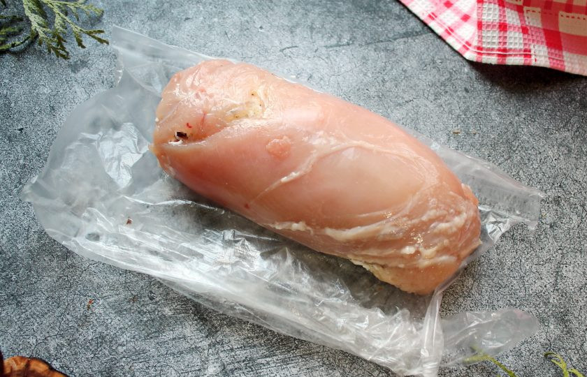 1. Этап. Куриный рулет с грибами, беконом и сыром: Сверните филе с начинкой в плотный рулет.