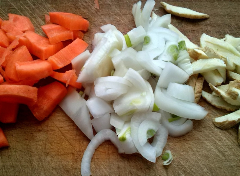 1. Этап. Суп из брокколи диетический: Сельдерей, морковь, лук очистите и порежьте мелко.