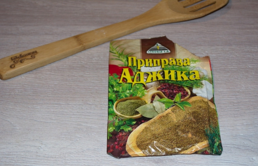 1. Этап. Аджика из помидоров без перца на зиму: Для приготовления аджики я использую вот такие специи. Это набор специй к аджике. Вы можете взять любые доступные вам.