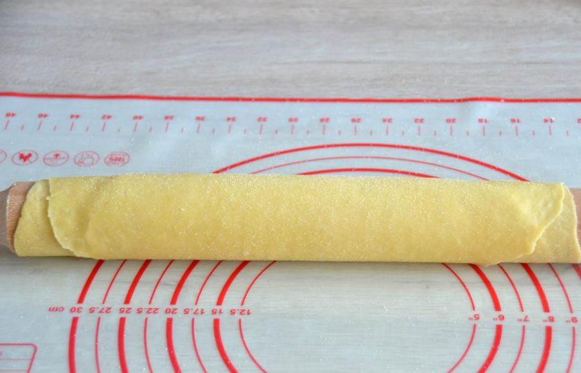 1. Этап. Тальятелле болоньезе: Раскатайте тесто как можно тоньше.