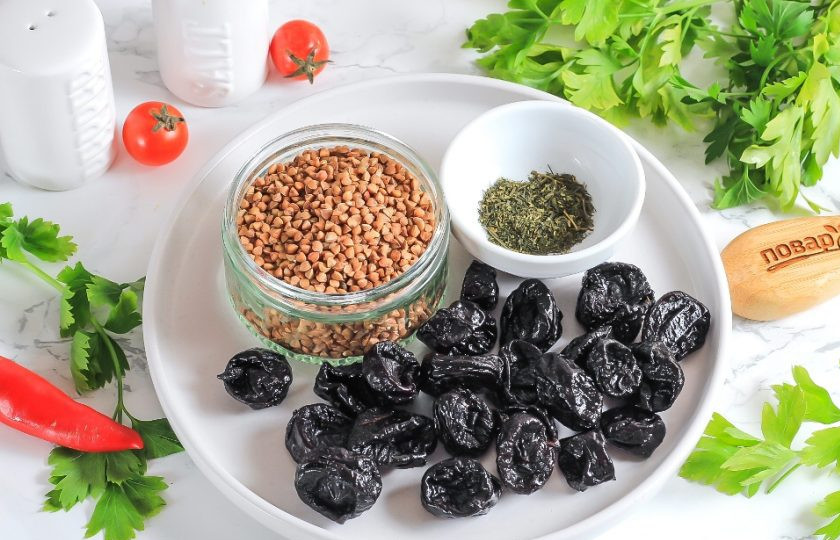 1. Этап. Постная гречневая каша с черносливом: Подготовьте указанные ингредиенты. Чернослив приобретите без косточек, приправу можно использовать любую по желанию.