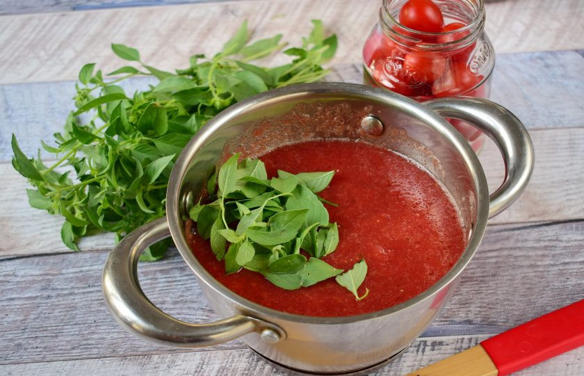 1. Этап. Помидоры-черри в собственном соку с базиликом: Добавьте листья базилика, варите еще 5 минут.